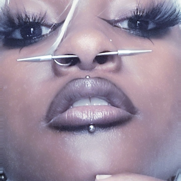 Meet your Posher, Demi - Picture 1 of 11